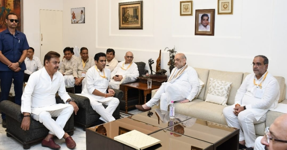 नोएडा के सांसद डॉ महेश शर्मा के आवास पर पहुंचे नेता!