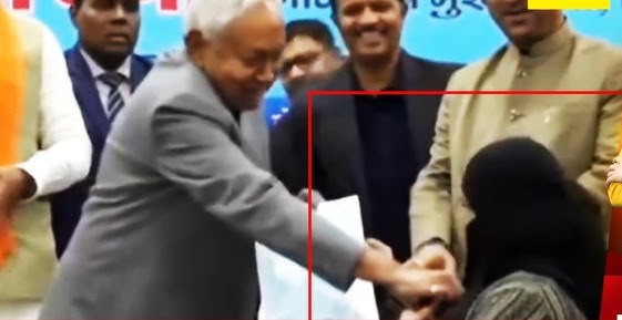 हिजाब कंट्रोवर्सी पर जावेद अख्तर की दो टूक, नीतीश कुमार बिना शर्त माफी मांगें