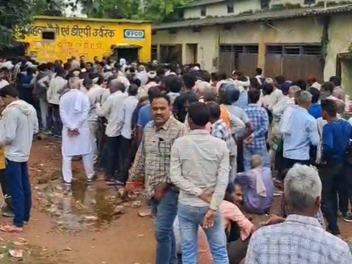 यूरिया का संकट : सरकारी दफ्तर में ‘मनोकामना पर्चियां’ बांधने को मजबूर हुए किसान