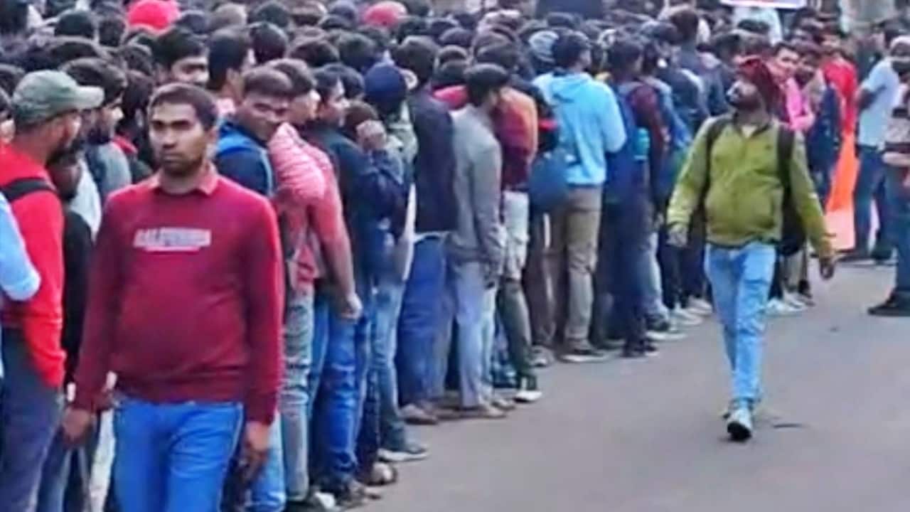 कोचिंग संस्थान ने यूट्यूब पर 5 लाख सब्सक्राइबर्स पूरे होने पर किया भंडारा