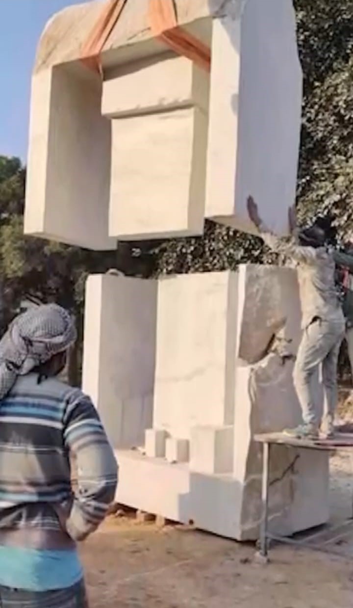 रोमांस में मदमस्त एक इंसान!