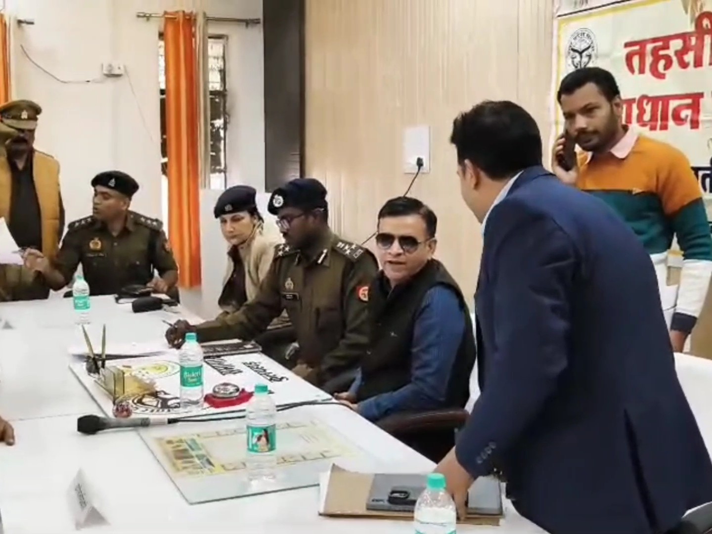 महोबा समाधान दिवस: SDM की अनुपस्थिति पर कमिश्नर की कड़ी फटकार