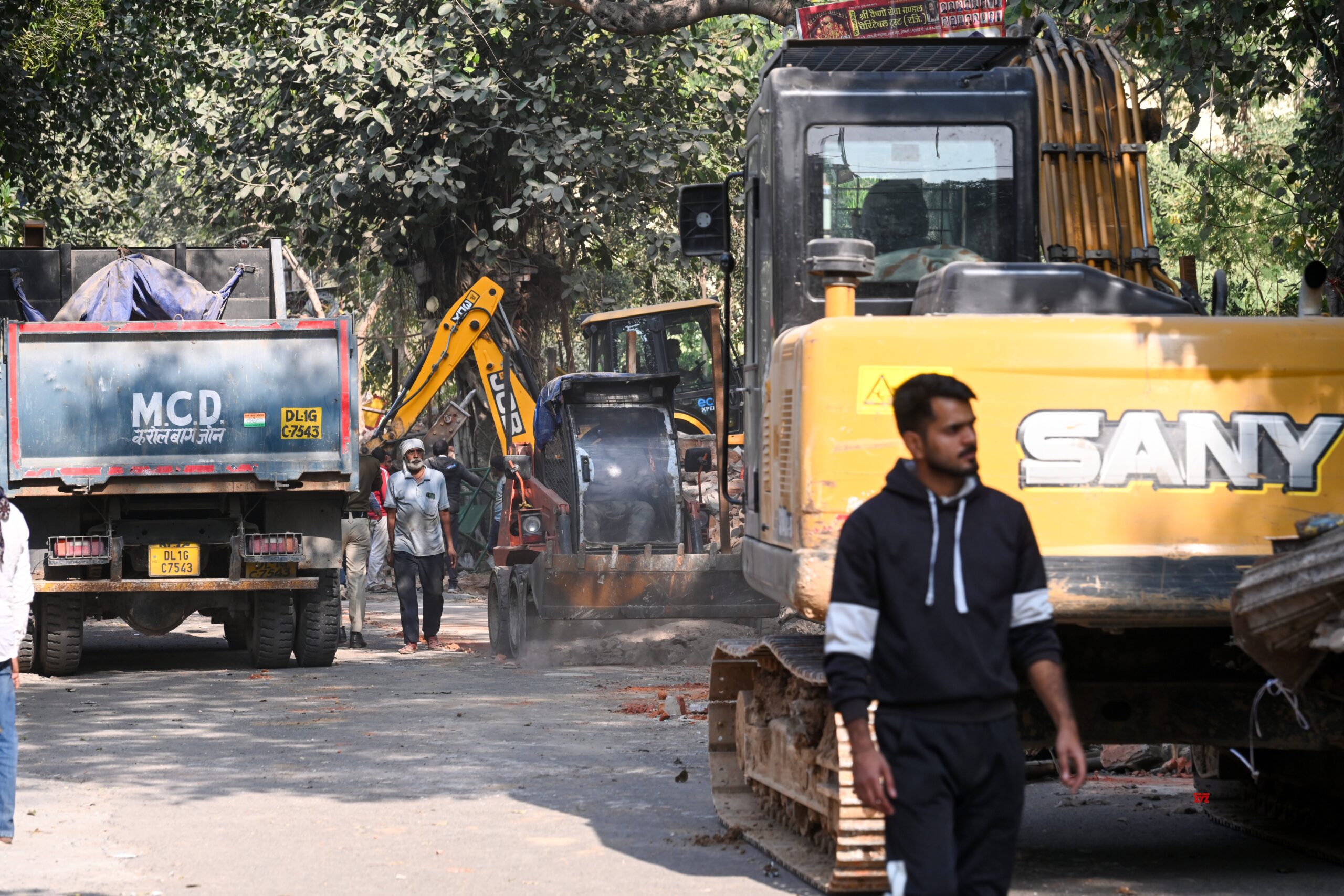 आरएसएस के मंदिर की आलिशान बिल्डिंग के लिए तोड़ दिया गया प्राचीन मंदिर और उजाड़ दी गई आज़ादी से पहले की बसीकत! 