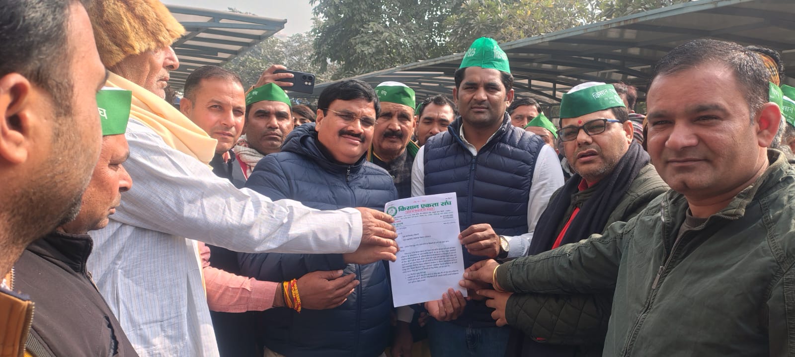 किसान एकता संघ ने यमुना प्राधिकरण में ओसडी को सौंपा ज्ञापन