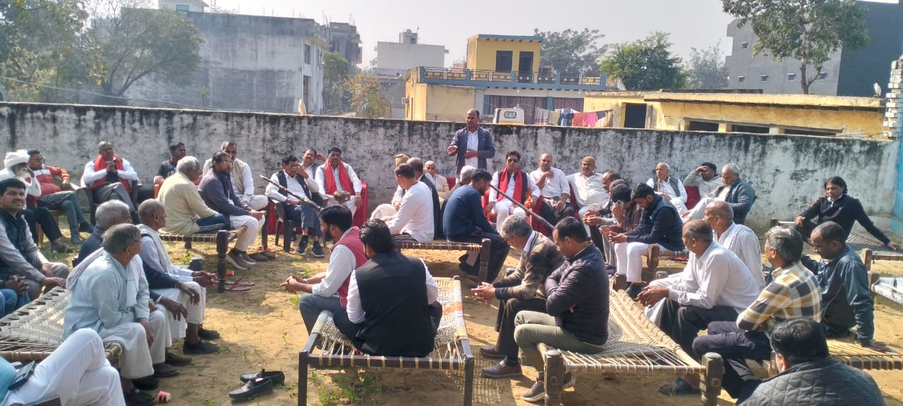 रामपुर फतेहपुर गांव में प्राधिकरण के विरुद्ध होने वाले आंदोलन की तैयारी के लिए हुई पंचायत