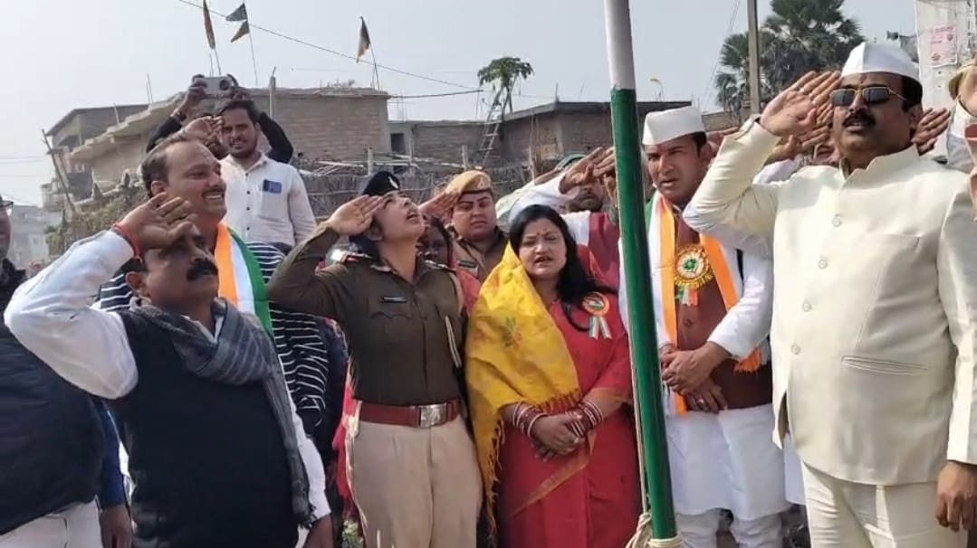 प्रमोद कुमार अपने आवास पर झंडोत्तोलन करने के बाद दलित बस्ती में किया गया झंडोतोलन कार्यक्रम।