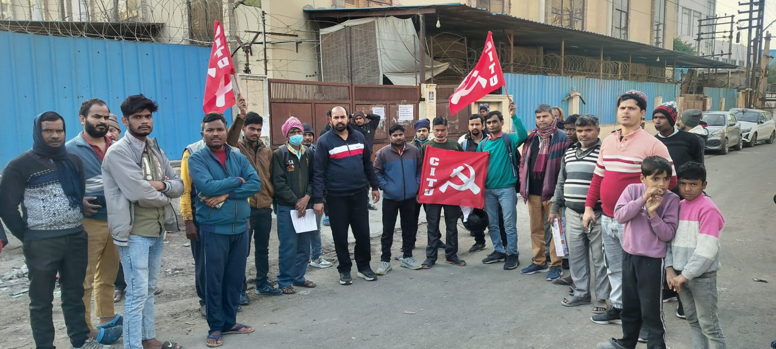 हड़ताल को लेकर मैसर्स : होम इटटू कम्पनी पर सीटू के बैनर तले कर्मचारियों ने किया प्रदर्शन