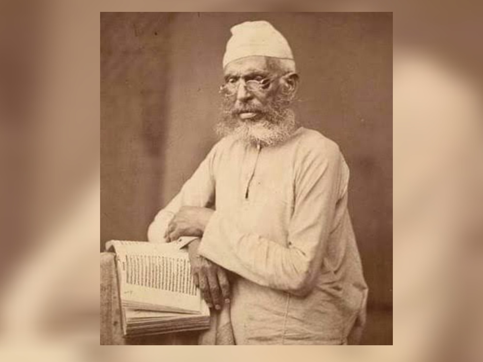 क्यों गांधी की तरह बैठके कातेंगे चर्खा