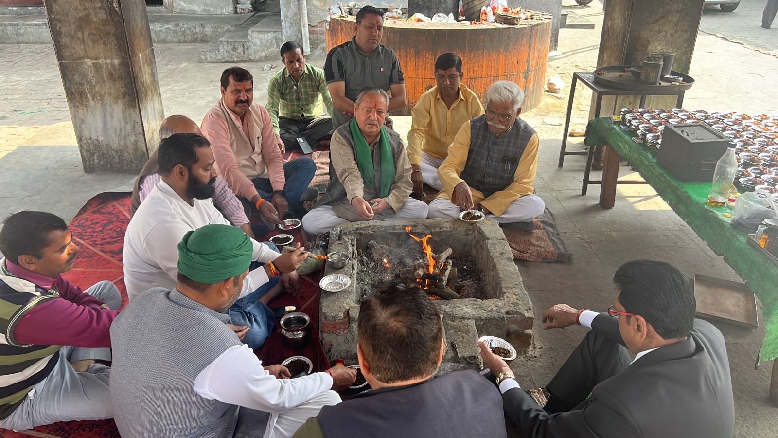 व्यापारियों ने मनसा देवी मंदिर में पूजा अर्चना कर पीएम मोदी के अच्छे स्वास्थ्य और लंबी उम्र की कामना की 
