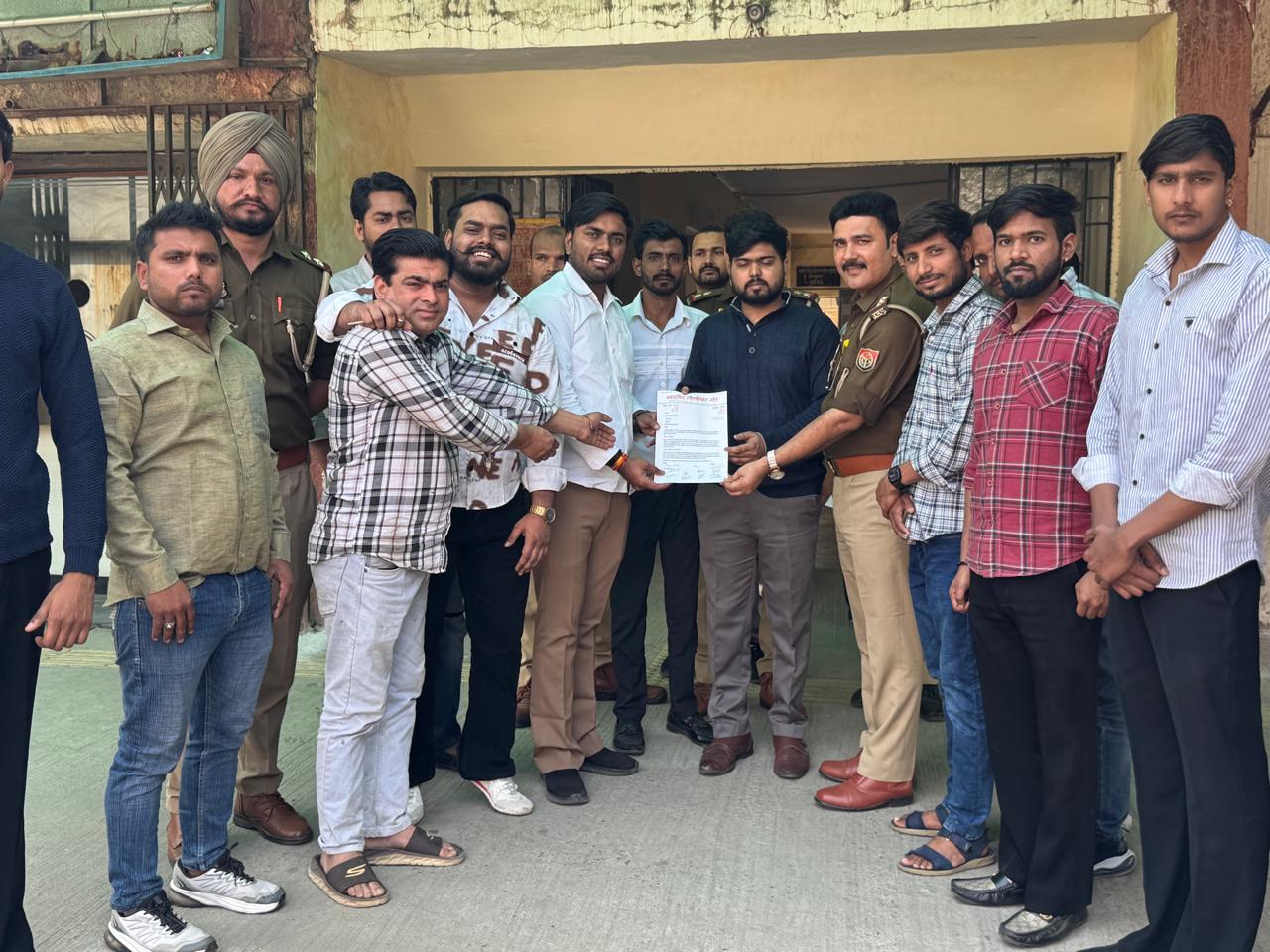 भारतीय सोशलिस्ट मंच ने किया गलगोटिया यूनिवर्सिटी के खिलाफ प्रदर्शन, सिटी मजिस्ट्रेट को सौंपा ज्ञापन 