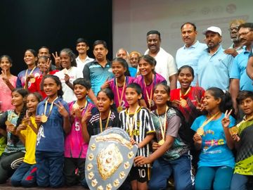 ग्रामीण प्रतिभाओं को मिला मंच : श्री पवहारी बाबा जिला स्तरीय!…फुटबॉल प्रतियोगिता का भव्य समापन,आजमगढ़ बनी चैंपियन