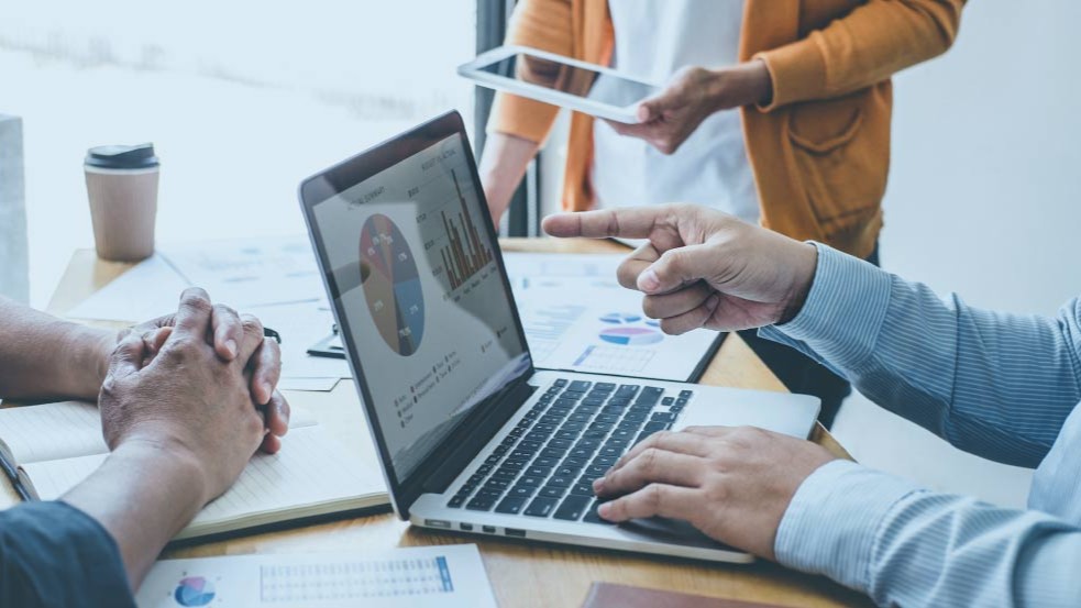 ईमानदारी, आर्थिक सुरक्षा और समाज की सामूहिक जिम्मेदारी