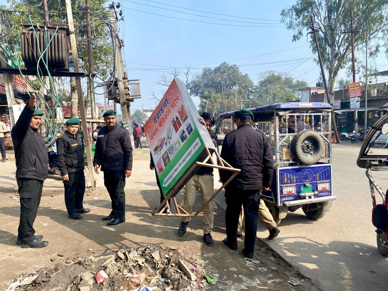 प्राधिकरण के जोन-7 में भ्रष्टाचार की ‘नहर’, अवैध निर्माणों से जेई और मेट की कट रही चांदी।