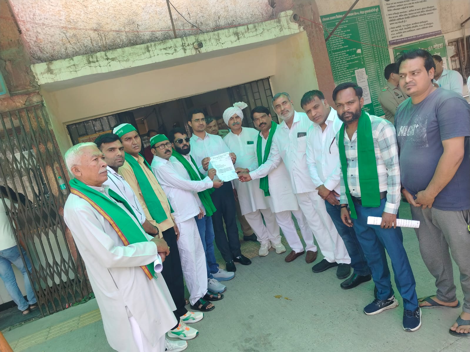 भारतीय किसान यूनियन भानु ने घरेलू गैस सिलेंडर की समस्या को लेकर नोएडा सिटी मजिस्ट्रेट को दिया ज्ञापन 