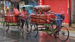 शहर-शहर LPG की किल्लत, कहीं ‘आउट ऑफ स्टॉक’ तो कहीं दाम दोगुने…