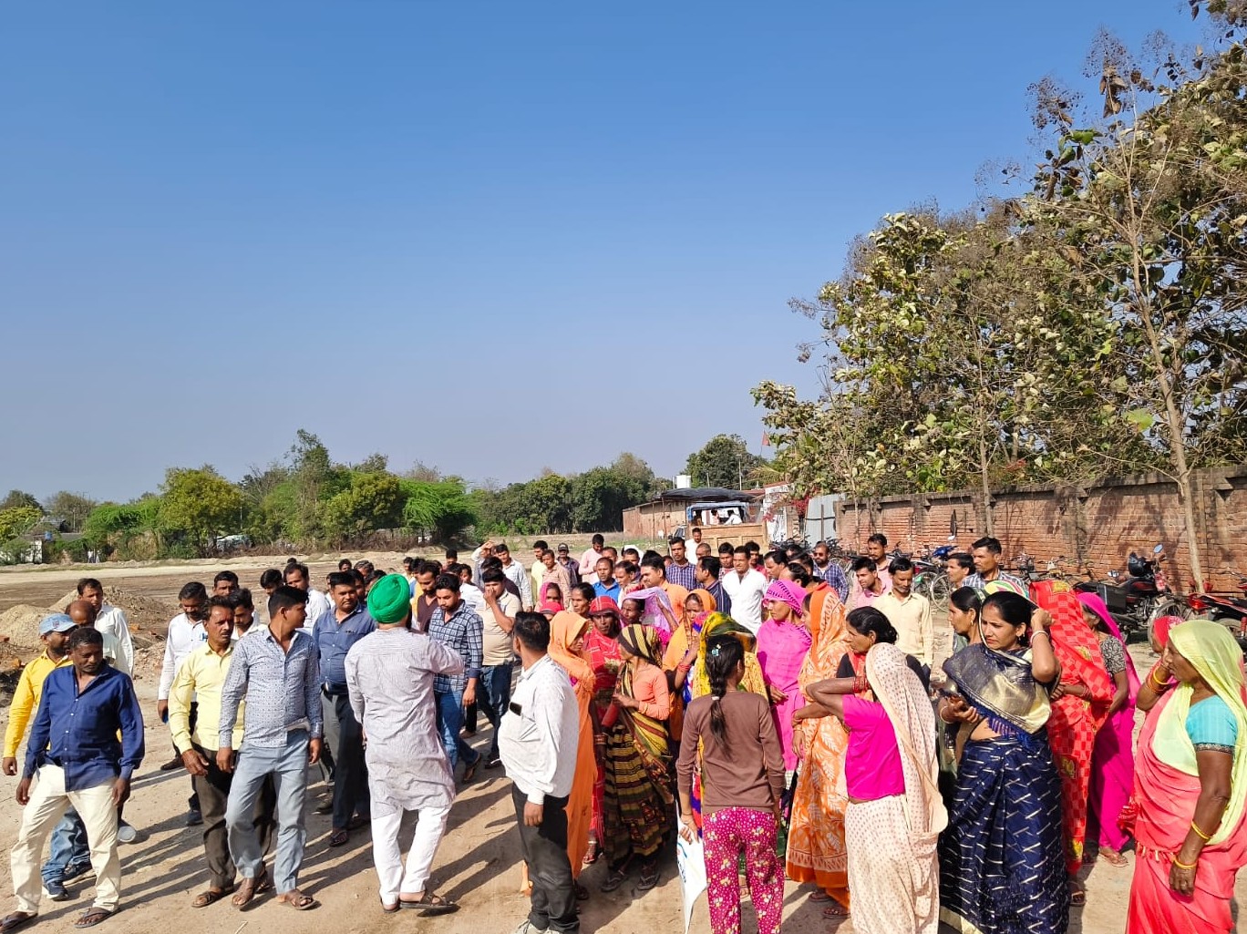 सीतापुर के हिण्डोरा गांव में सोशलिस्ट किसान सभा का धरना