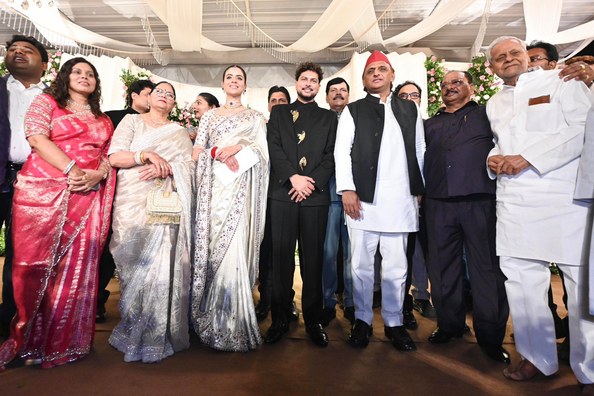 कुलदीप के रिसेप्शन में छाया क्रिकेटर्स का जलवा!