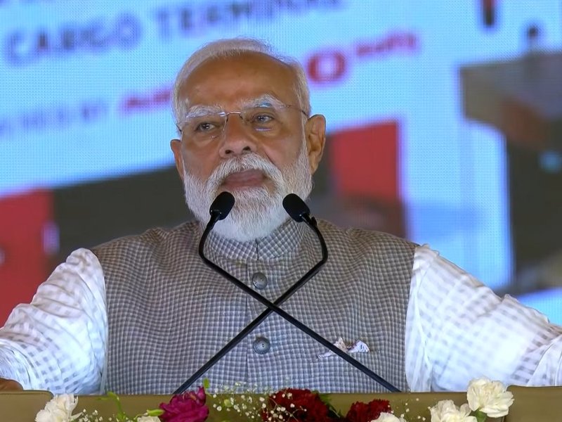 हर 2 मिनट में उड़ेगा एक जहाज, सपा ने नोएडा को बनाया लूट का ATM : PM मोदी