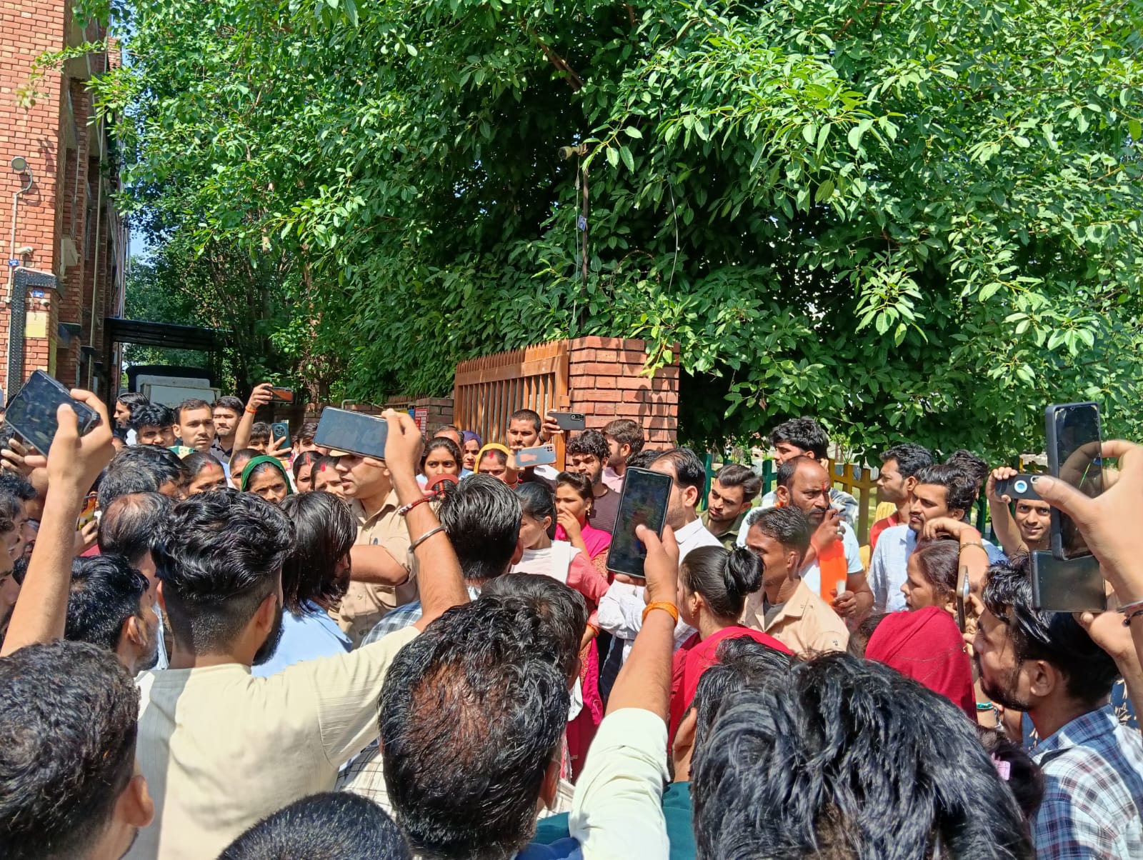 “₹11,000 में गुजारा नहीं, ₹26,000 वेतन दो” – सीटू, नोएडा में मजदूर हड़ताल तीसरे दिन भी जारी