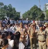 नोएडा के श्रमिक आंदोलन में कौन नेता था? क्यों गलत फहमी में जी रहे हो? आम आदमी हो करेगा बदलाव!