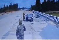 हाईवे पर गिर पड़े शख्स की CRPF जवानों ने बचाई जान, वीडियो देख लोग बोले- असली हीरो यही हैं