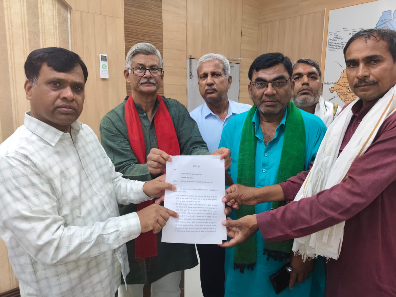 किसान नेताओं ने रीवा जिलाधीश को ज्ञापन सौंपा