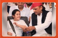 प्रतीक यादव की मासूम बेटी को संभालते दिखे अखिलेश यादव, दी चॉकलेट, भावुक कर देगा वीडियो
