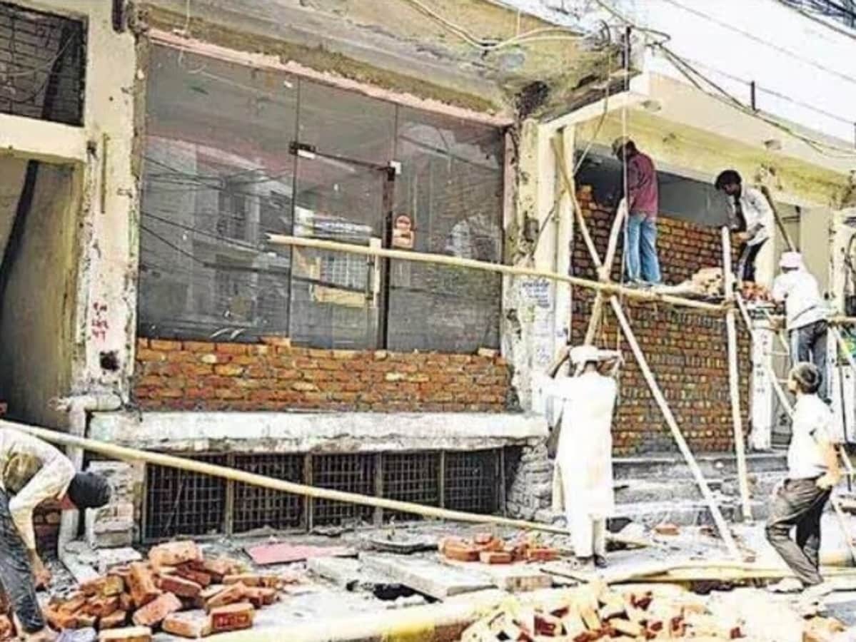 सीलिंग से डरे दुकानदारों के बीच पहुंचे BJP विधायक, बोले- ‘अगर जरूरत पड़ी तो…’