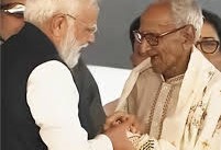 बंगाल शपथ ग्रहण में PM मोदी ने माखनलाल सरकार के छुए पैर तो भावुक हुआ परिवार, बेटे का आया पहला रिएक्शन