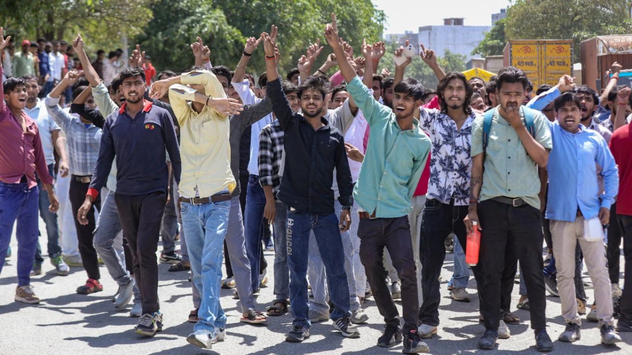 नोएडा हिंसा : साजिश रचने के आरोप में सत्यम और आकृति पर लगा NSA,  श्रमिकों का शोषण  करने वाले कंपनी मालिकों पर क्या लगा ? 