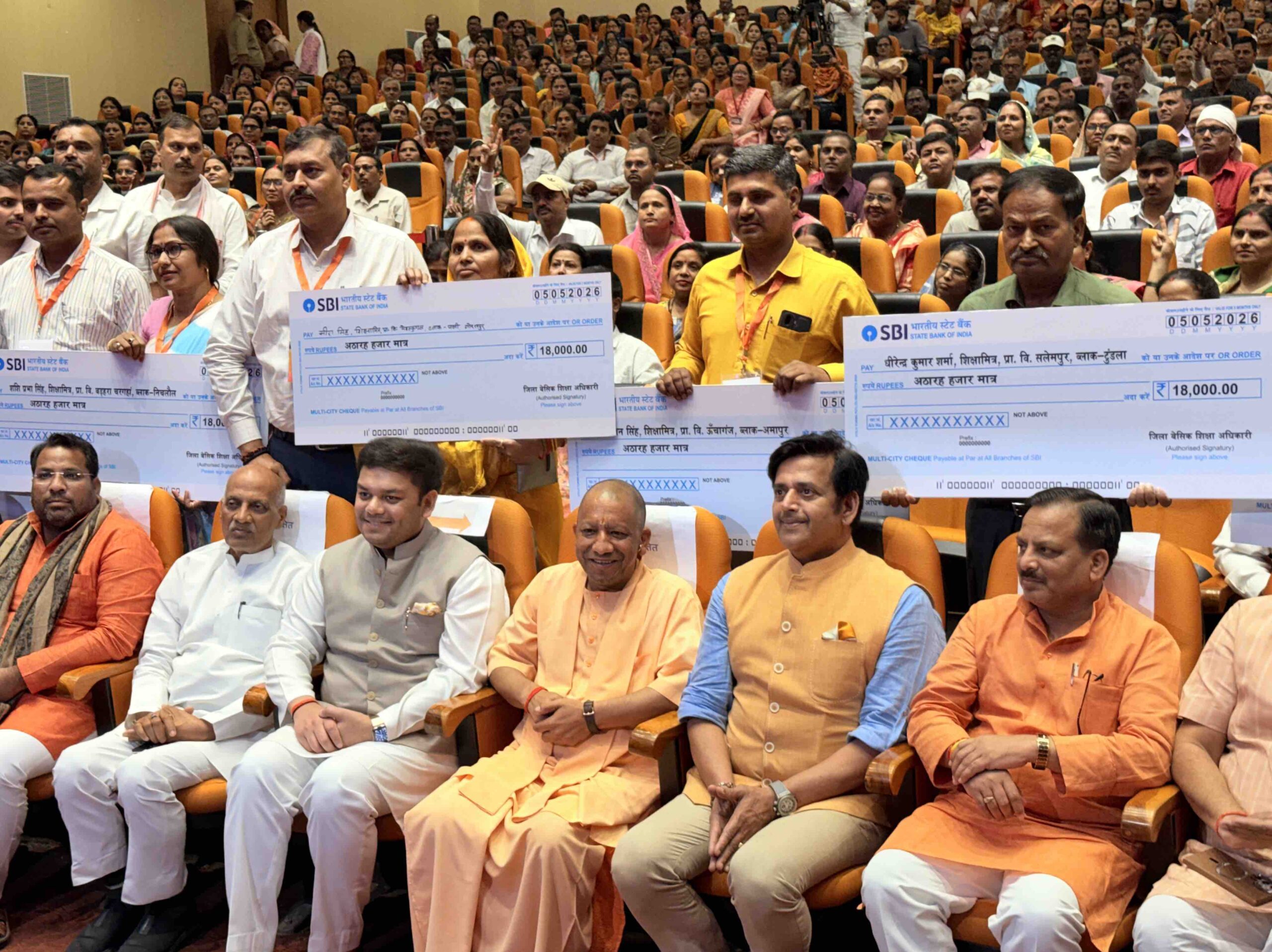 गोरखपुर: CM योगी ने शिक्षामित्रों का किया सम्मान!