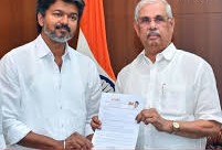 Tamil Nadu Politics: सरकार के लिए न बुलाने पर क्या राज्यपाल के खिलाफ कोर्ट जा सकते हैं विजय ?