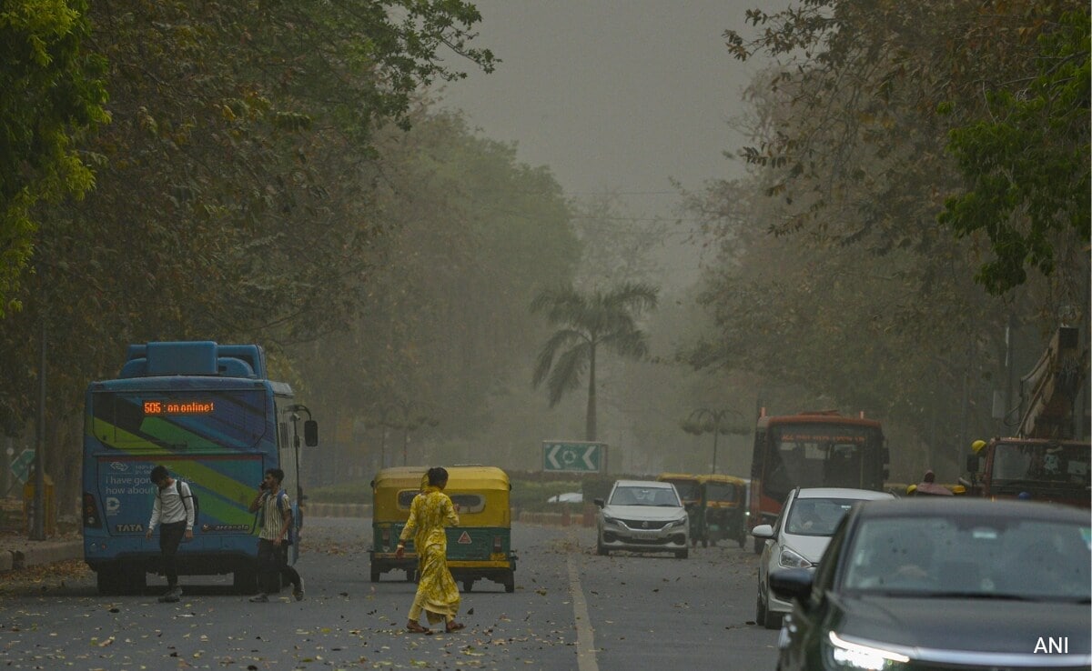 Dust Storm: दिल्ली-NCR में आई तेज धूल भरी आंधी, दिन में छाया अंधेरा