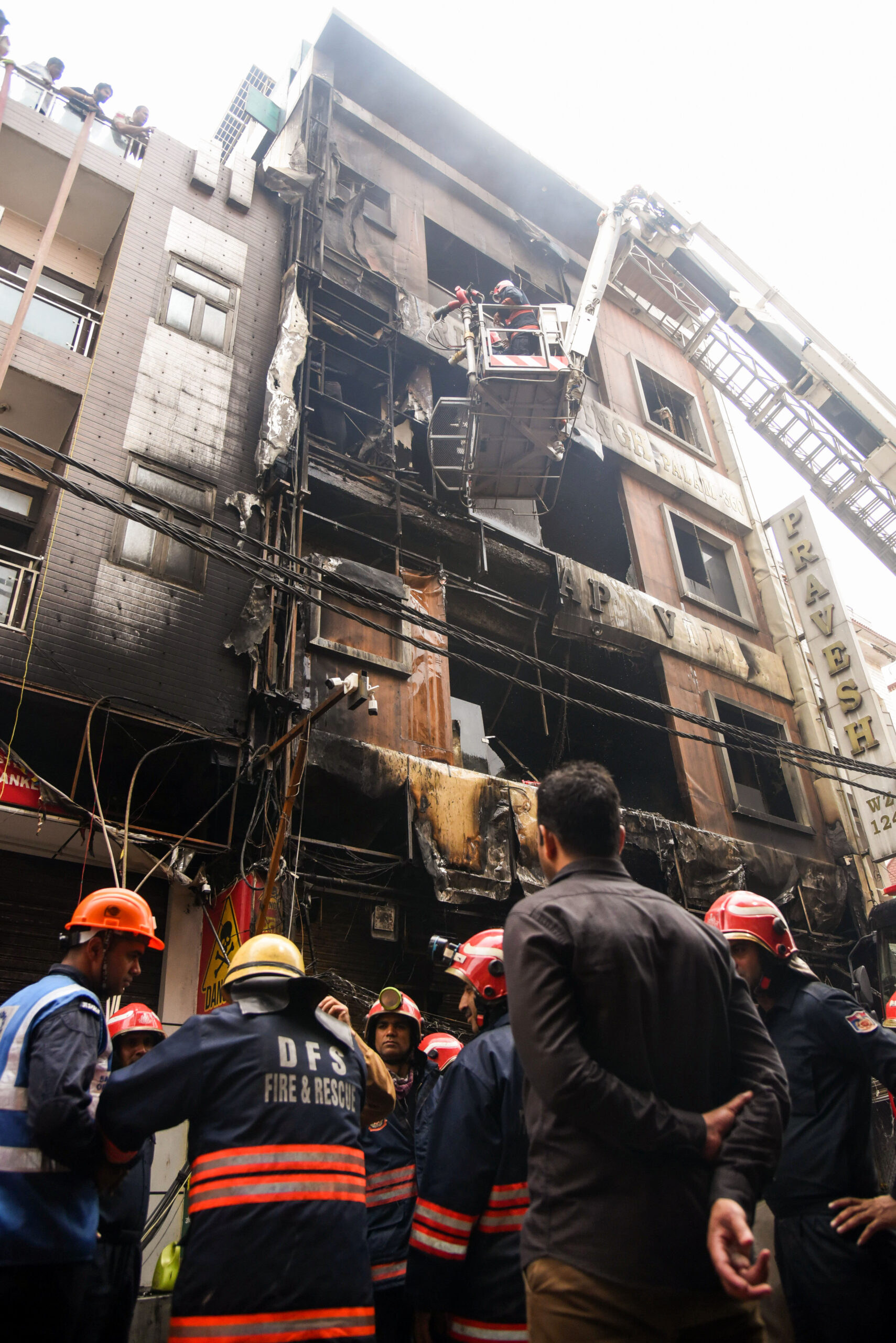 Malviya Nagar Fire: 21 मौतें, होटल मालिक का नाम लोकेश बजाज, पकड़ने के लिए छापेमारी 