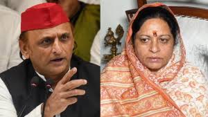 अखिलेश यादव के सामने भिड़े सपा सांसद रुचि वीरा और विधायक कमाल अख्तर, दोनों में हुई जबरदस्त बहस