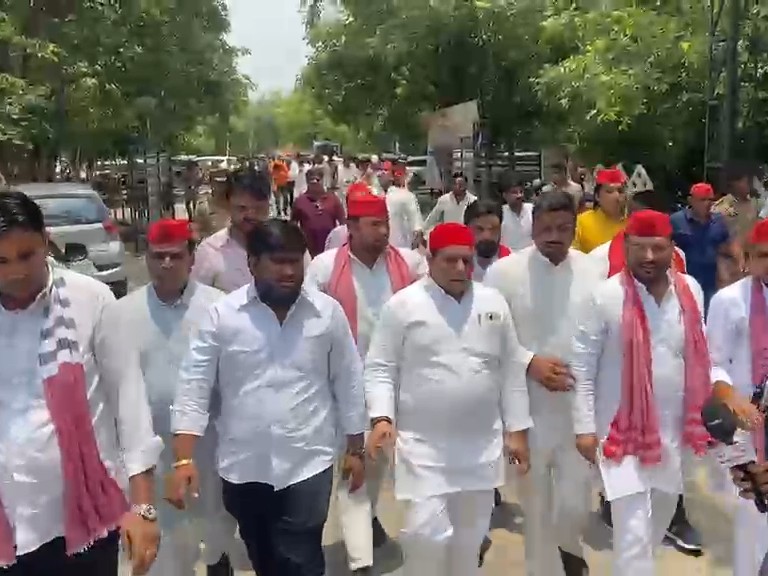 Noida News: जिम्स अस्पताल विवाद पर सपा का प्रदर्शन, ग्रेटर नोएडा में हाईवे जाम से थमी रफ्तार