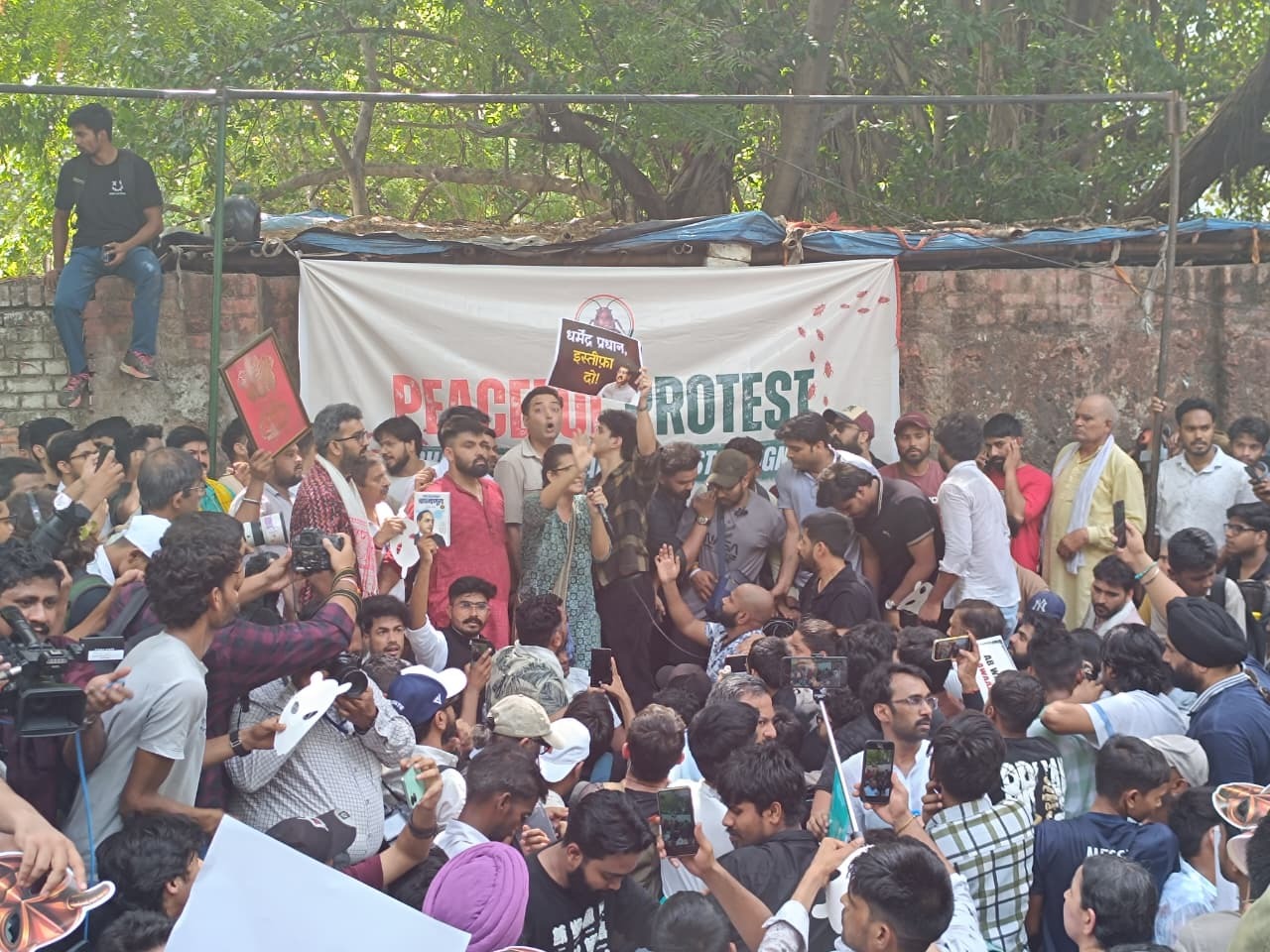 कॉकरोच जनता पार्टी के प्रदर्शन से पहले जंतर-मंतर बना छावनी, युवाओं की भारी भीड़ जुटी
