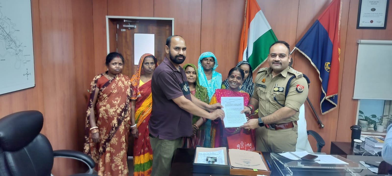 सेक्टर 16, 17 एवं 18 की झुग्गी बस्तियों में चल रही अवैध गतिविधियों पर रोक लगाने हेतु ज्ञापन सौंपा