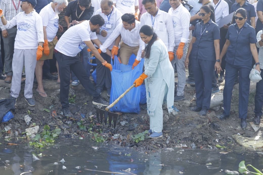 यमुना की स्वच्छता का संकल्प: मुख्यमंत्री रेखा गुप्ता की प्रेरणादायक पहल