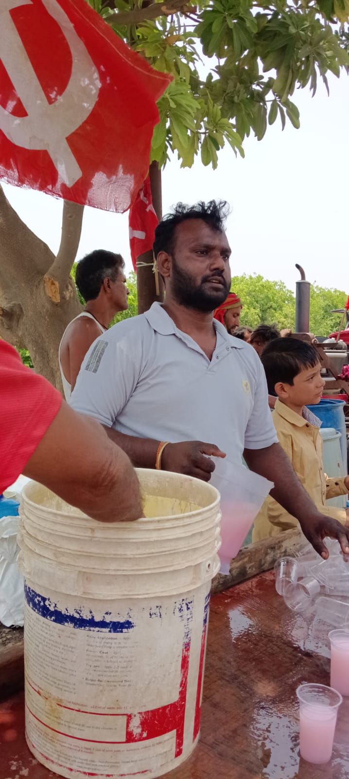 पथ विक्रेता कर्मकार यूनियन सीटू, गौतम बुद्ध नगर द्वारा भीषण गर्मी में राहत हेतु निःशुल्क मीठे शरबत एवं जल वितरण कार्यक्रम आयोजित
