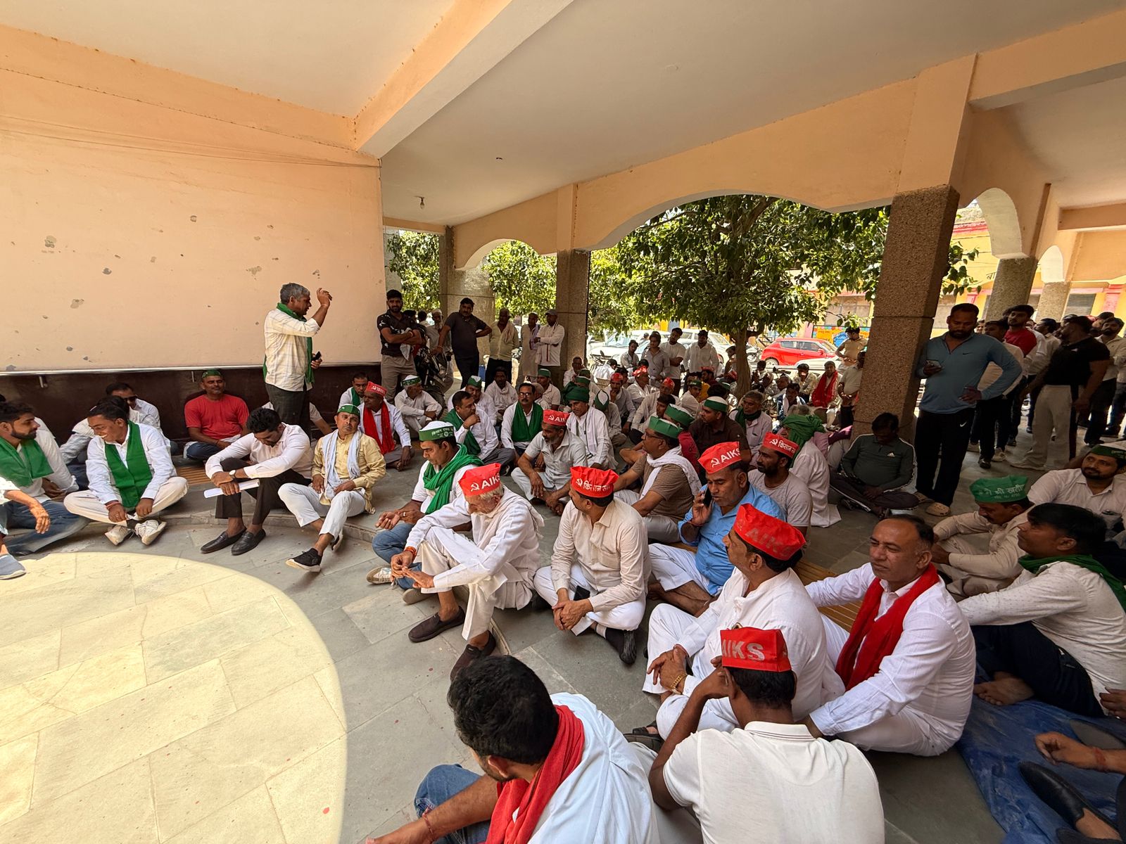 किसान संघर्ष मोर्चा ने यमुना एक्सप्रेसवे टोल मैनेजमेंट के विरुद्ध किया प्रदर्शन