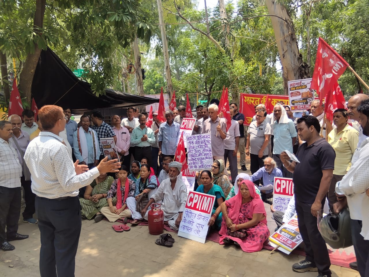 महंगाई, बेरोजगारी व पेट्रोलियम मूल्यों की वृद्धि के खिलाफ CPI(M) का जिलाधिकारी गाजियाबाद कार्यालय पर प्रदर्शन, सरकार को सौंपा ज्ञापन