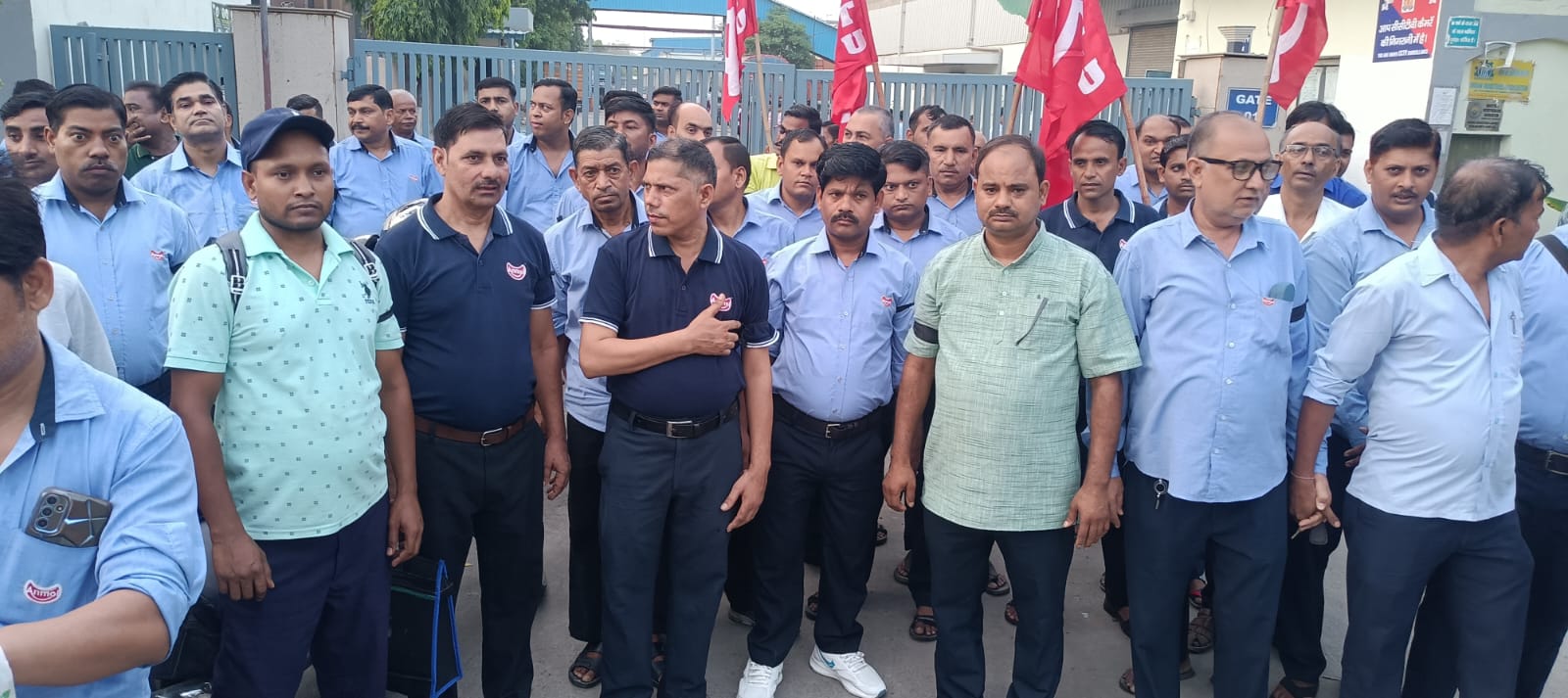 अनमोल इंडस्ट्रीज, ग्रेटर नोएडा में श्रमिकों का काली पट्टी बांधकर विरोध प्रदर्शन, प्रबंधन पर समझौता टालने और पुलिस पर दमन का आरोप