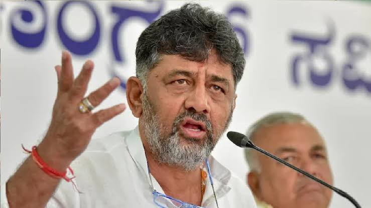 कर्नाटक के CM डीके शिवकुमार का अनोखा अंदाज! कार्यक्रम में समर्थकों पर फेंके झूठे सेव