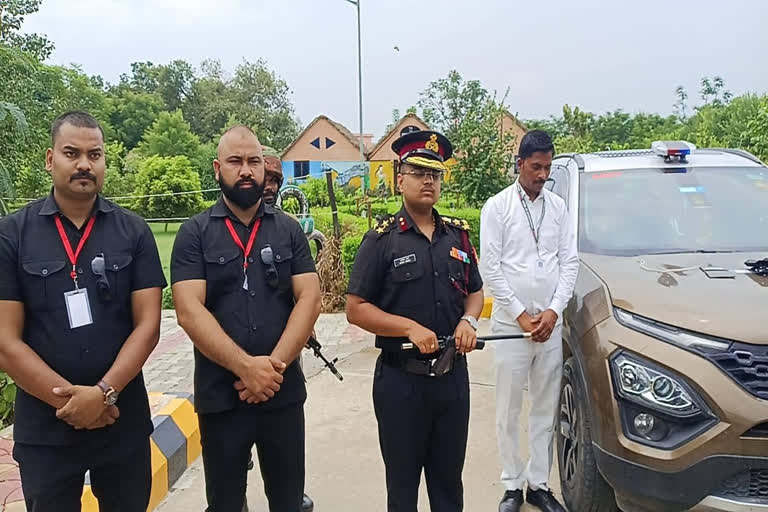यूपी में फर्जी ब्रिगेडियर हुआ गिरफ्तार, ले रखी थी स्टार लगी कार!