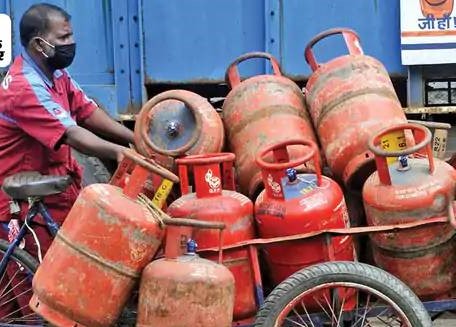 LPG Price Hike : तीन महीने में दूसरी बार महंगा हुआ घरेलू गैस सिलेंडर, 29 रुपए और बढाए
