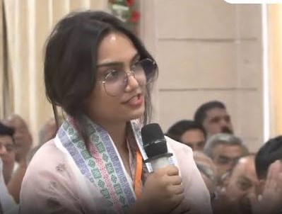जेवर से लखनऊ आई किसान की बेटी डॉक्टर हीरा राशिद CM योगी से बोलीं, ‘आप भविष्य में PM बनें’