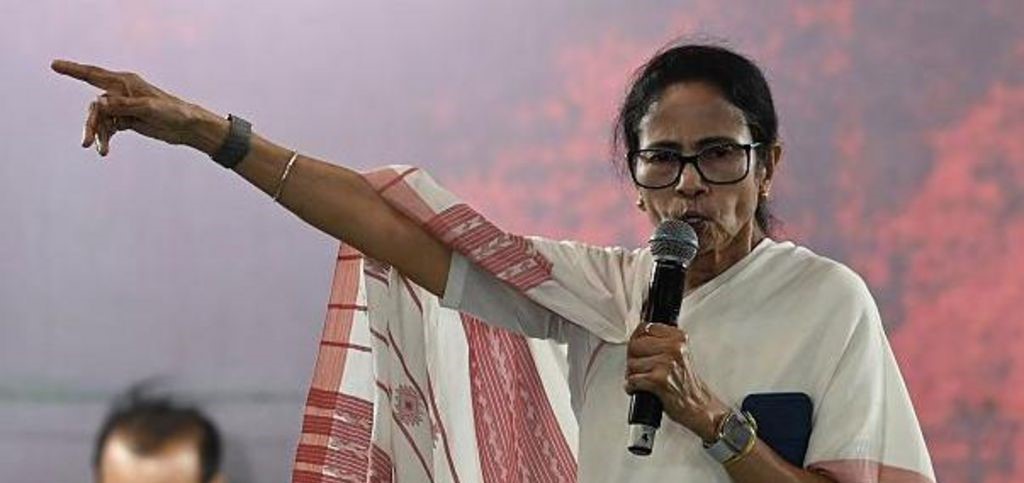 ‘लड़ेंगे या मरेंगे’, बंगाल पुलिस को ममता का ठेंगा, अभिषेक की पिटाई के खिलाफ बिना इजाजत धरने पर बैठीं