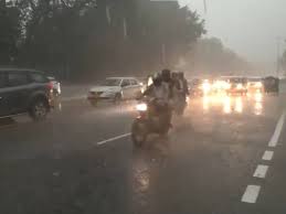 दिल्ली-NCR में मौसम की अंगड़ाई, दिन में छाया अंधेरा, झमाझम बारिश से रूह को सुकून!