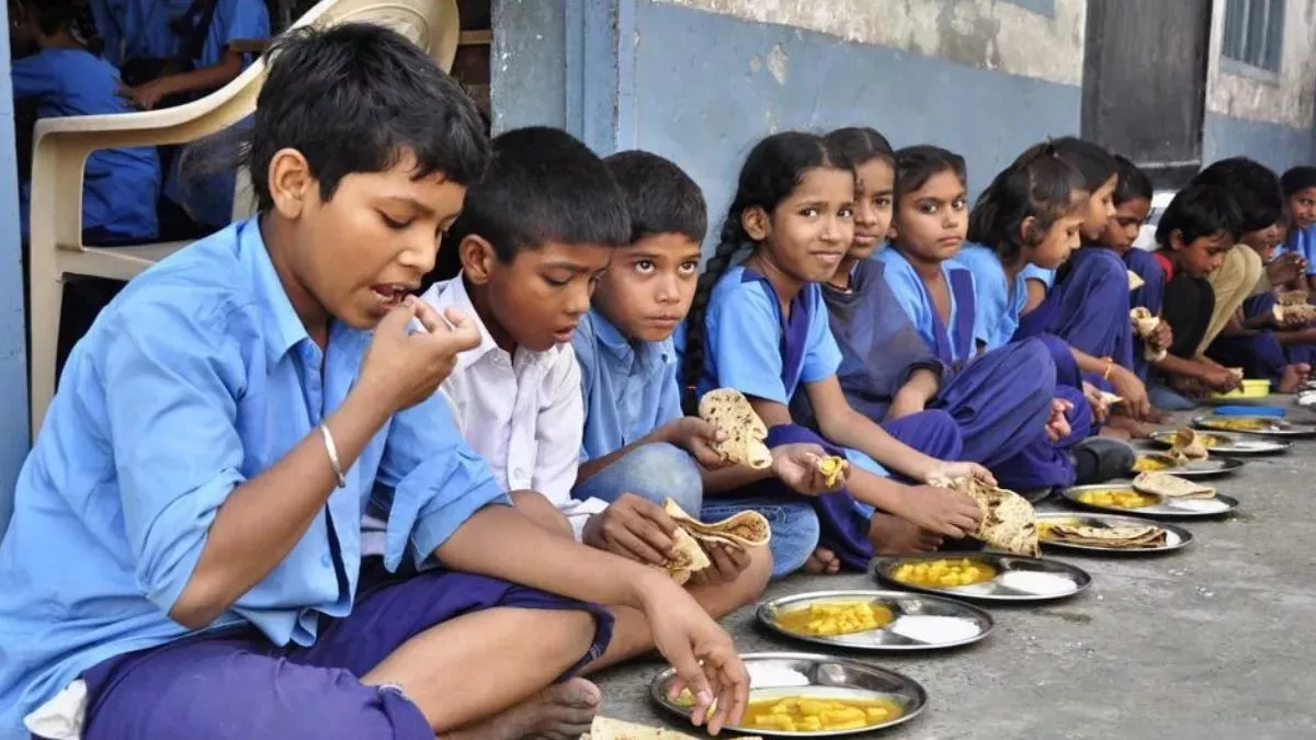 UP: सरकारी स्कूलों में मिड डे मील बनाने वाले रसोइयों के लिए गुड न्यूज, रिटायरमेंट उम्र 62 साल करने की तैयारी